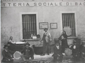 Gruppo di persone con attrezzi per la lavorazione del latte (1920 - 1930)